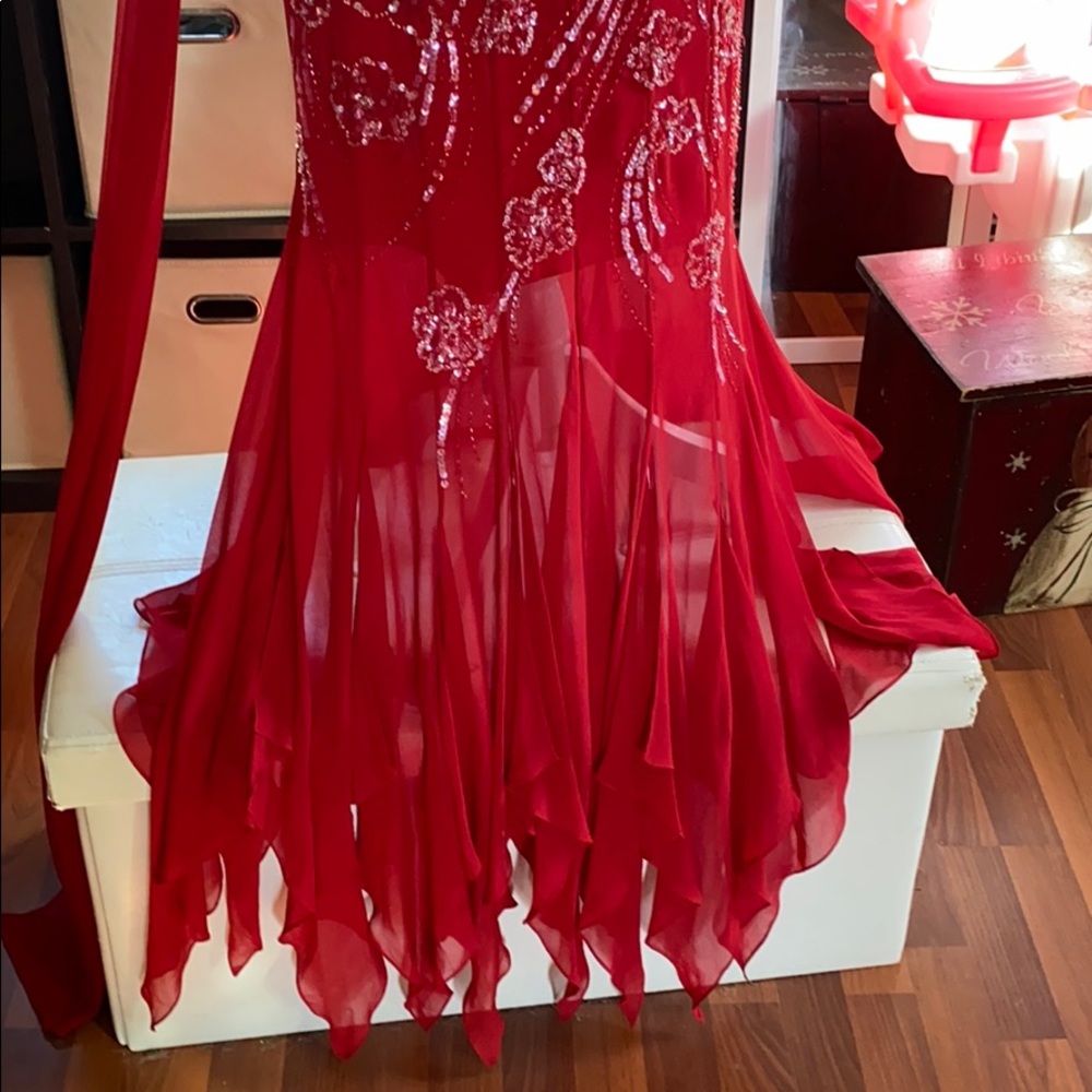 Red gown - Picture 5 of 12